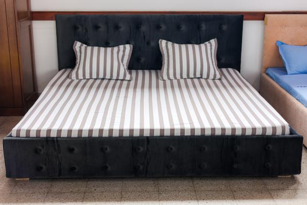 Lit capitonné matelas 2mx2m(avec boutons) Pin Sans Finition